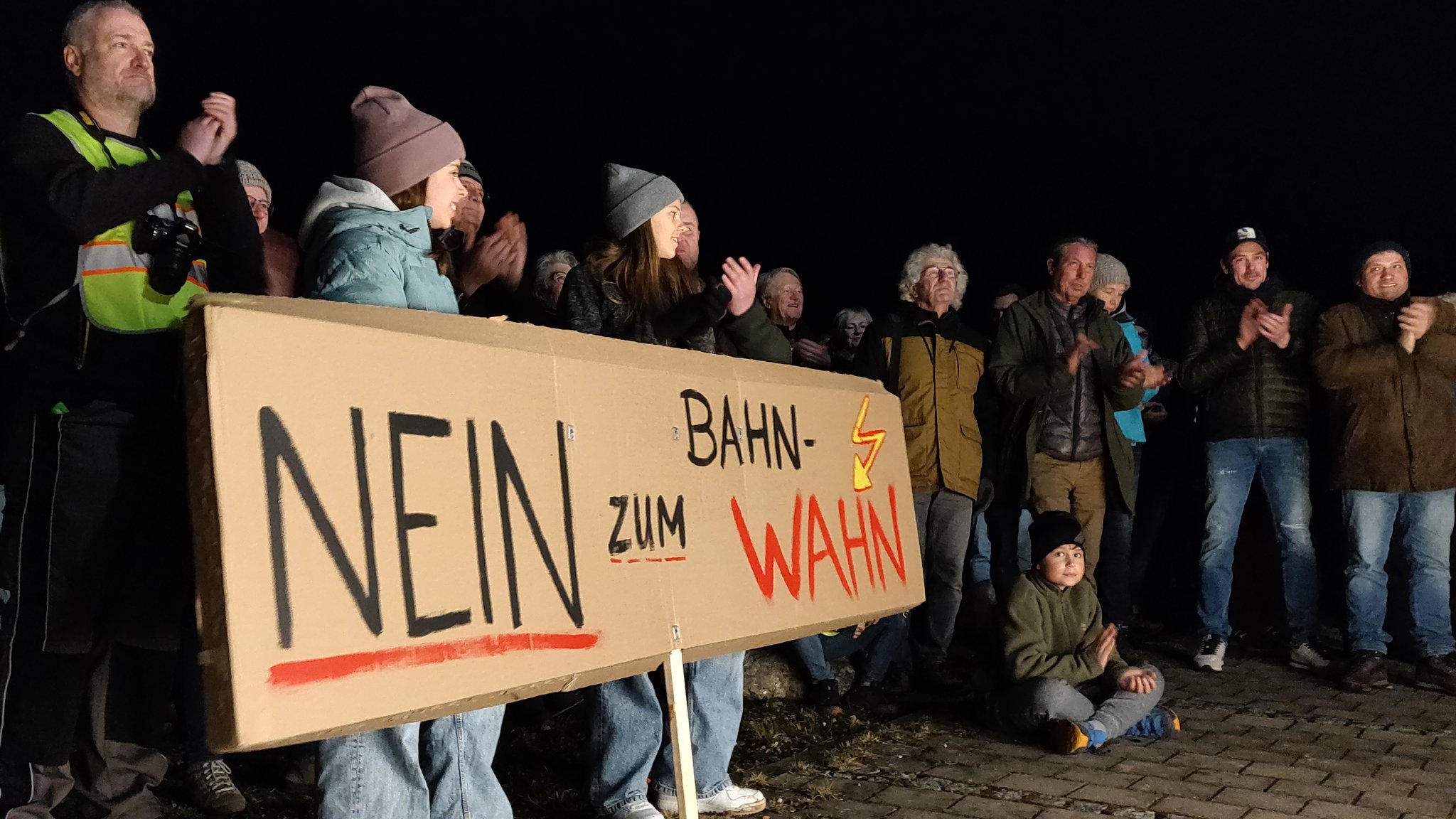 Teuer und unnötig: Adelsrieder protestieren gegen Bahn