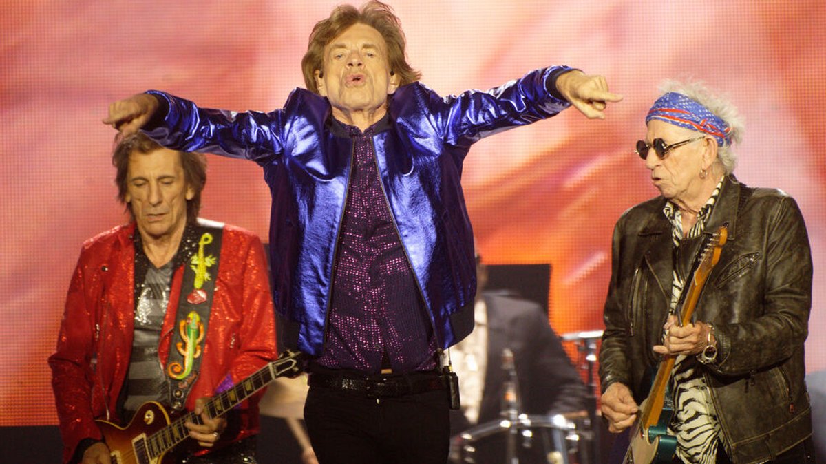 Die Musiker Ron Wood (l.-r.), Mick Jagger und Keith Richards stehen bei einem Konzert der Rolling Stones in der Veltins Arena auf der Bühne.