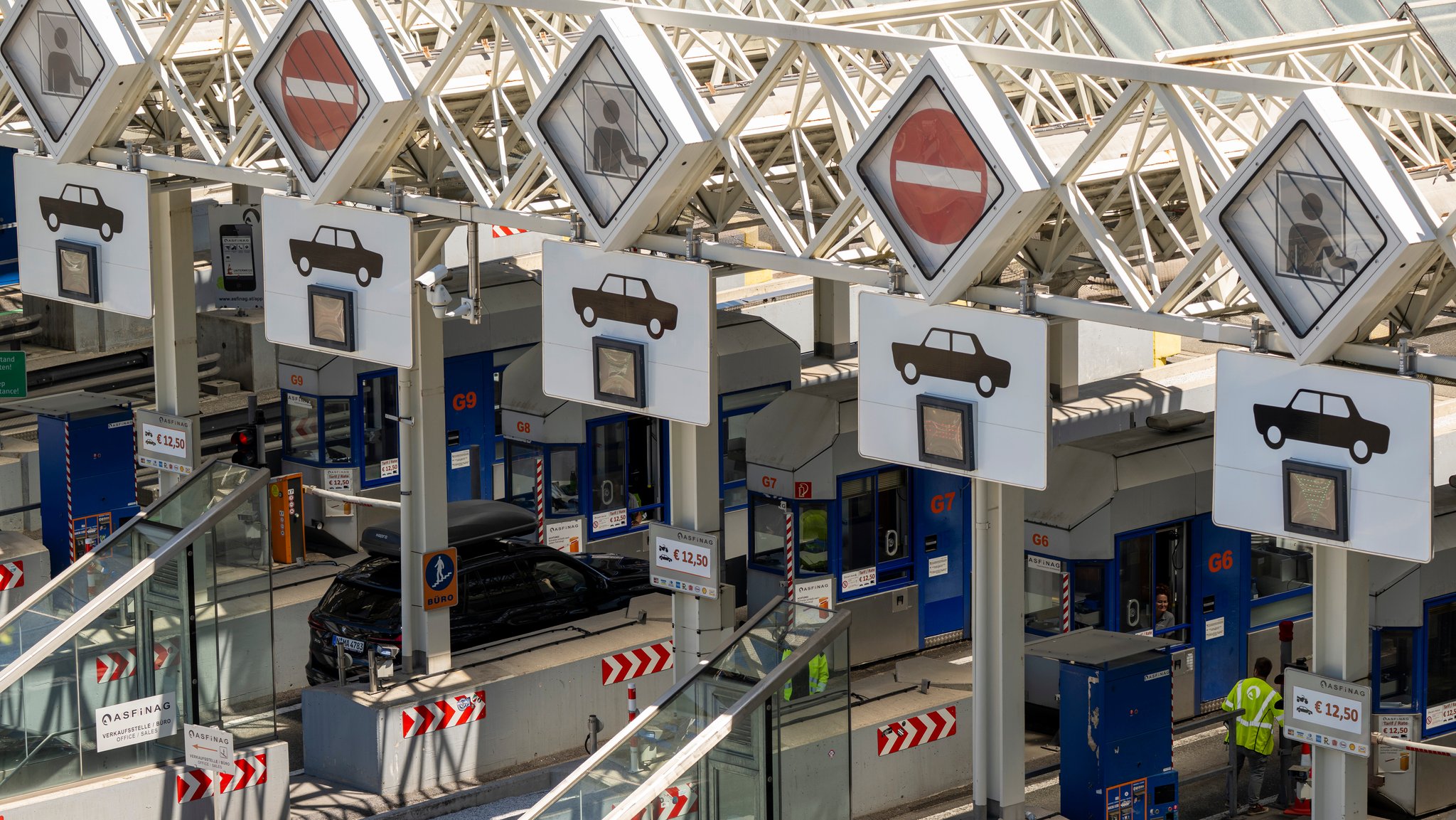 (Symbolbild) "Durchfahrt verboten"-Schilder über der Brennerautobahn-Mautstelle. | Bild: picture alliance/dpa | Peter Kneffel (Symbolbild) "Durchfahrt verboten"-Schilder über der Brennerautobahn-Mautstelle.