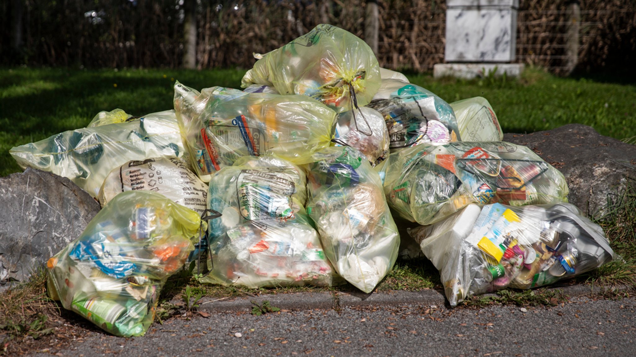 Gelbe Säcke mit Verpackungsmüll am Straßenrand