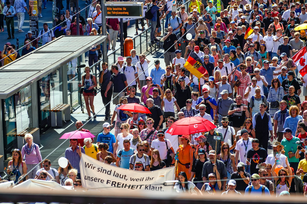 Bei der Demo der "Querdenker"-Bewegung in Berlin am 1. August trugen viele Teilnehmerinnen keine Masken.