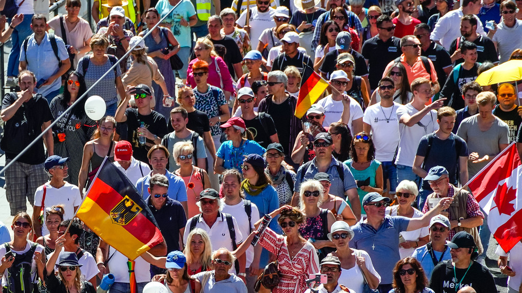 Bei der Demo der "Querdenker"-Bewegung in Berlin am 1. August trugen viele Teilnehmerinnen keine Masken.