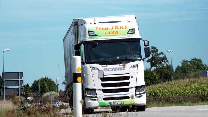 Spediteur Jürgen Penn aus Niederbayern setzt auf E-Lastwagen. Man fährt komfortabler und sparsamer, sagt er. | Bild: Christian Riedl / BR Spediteur Jürgen Penn aus Niederbayern setzt auf E-Lastwagen. Man fährt komfortabler und sparsamer, sagt er.