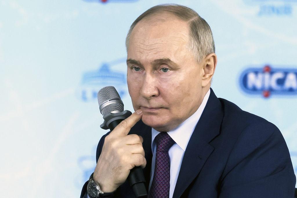 Kremlchef Putin spricht zu Mitarbeitern des Gemeinsamen Instituts für Kernforschung