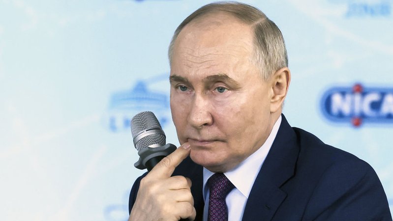Kremlchef Putin spricht zu Mitarbeitern des Gemeinsamen Instituts für Kernforschung | Bild: dpa-Bildfunk/Mikhail Metzel Kremlchef Putin spricht zu Mitarbeitern des Gemeinsamen Instituts für Kernforschung