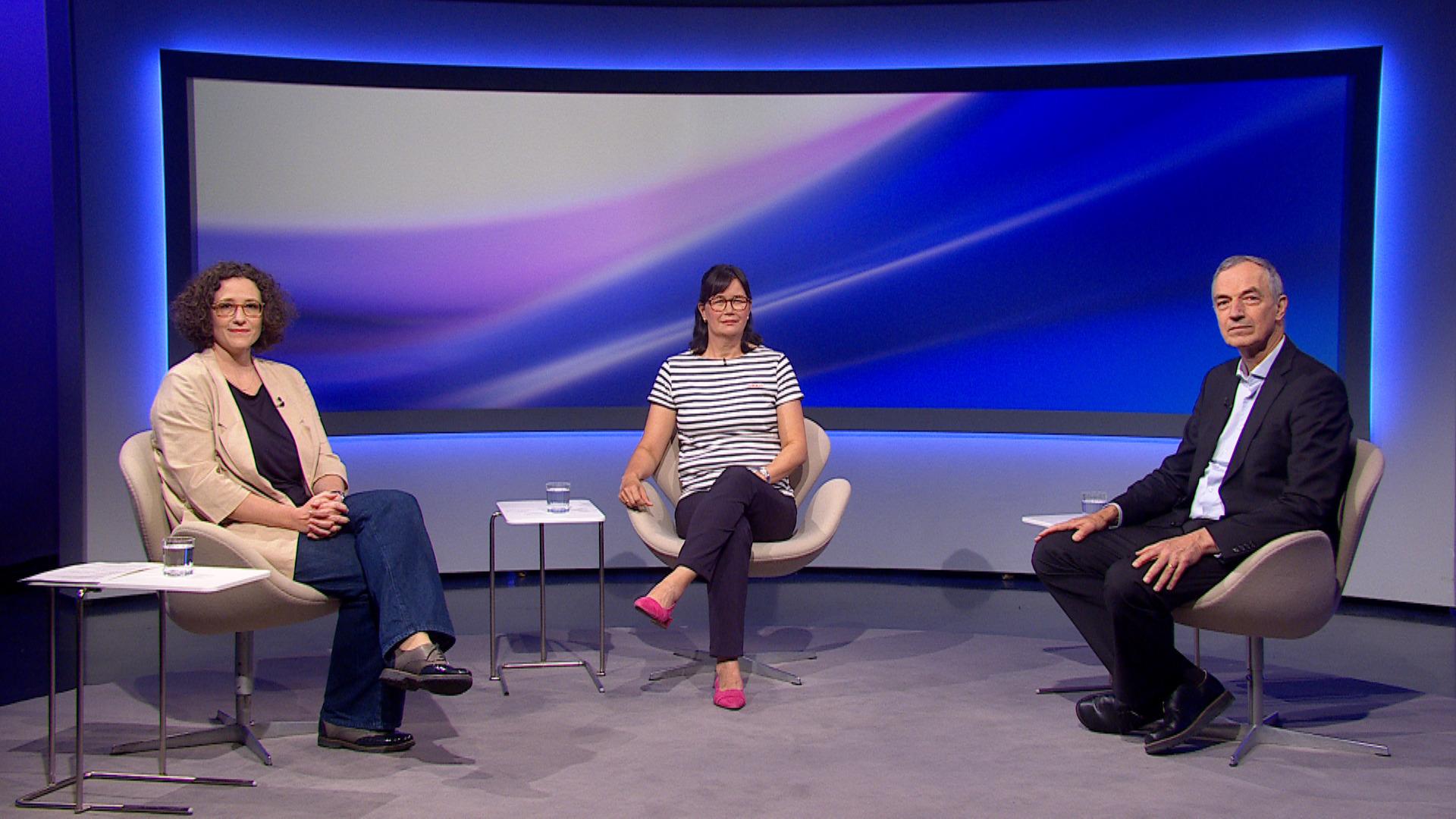 Von links: Moderatorin Eva Lell, Dr. med. Yukiko Nave (Fachärztin für Frauenheilkunde und Geburtshilfe) und Dr. med. Martin Herrmann (Vorsitzender KLUG, Deutsche Allianz Klimawandel und Gesundheit).