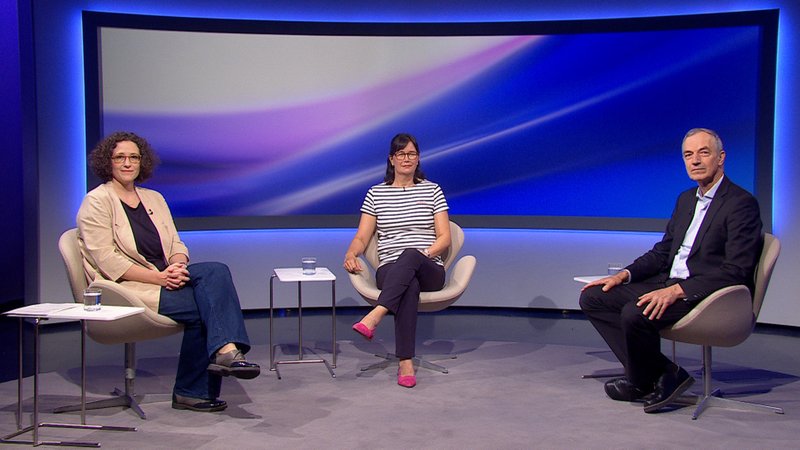 Von links: Moderatorin Eva Lell, Dr. med. Yukiko Nave (Fachärztin für Frauenheilkunde und Geburtshilfe) und Dr. med. Martin Herrmann (Vorsitzender KLUG, Deutsche Allianz Klimawandel und Gesundheit). | Bild: BR Von links: Moderatorin Eva Lell, Dr. med. Yukiko Nave (Fachärztin für Frauenheilkunde und Geburtshilfe) und Dr. med. Martin Herrmann (Vorsitzender KLUG, Deutsche Allianz Klimawandel und Gesundheit).