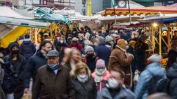 Dicht gedrängte Menschen gehen über einen Markt in Frankfurt | Bild:dpa-Bildfunk/Frank Rumpenhorst