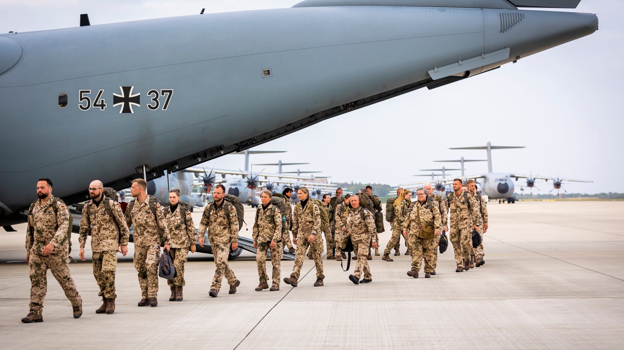 Soldaten verlassen nach der Landung ein Transportflugzeug vom Typ Airbus A400M der Luftwaffe auf dem Gelände vom Fliegerhorst Wunstorf. 