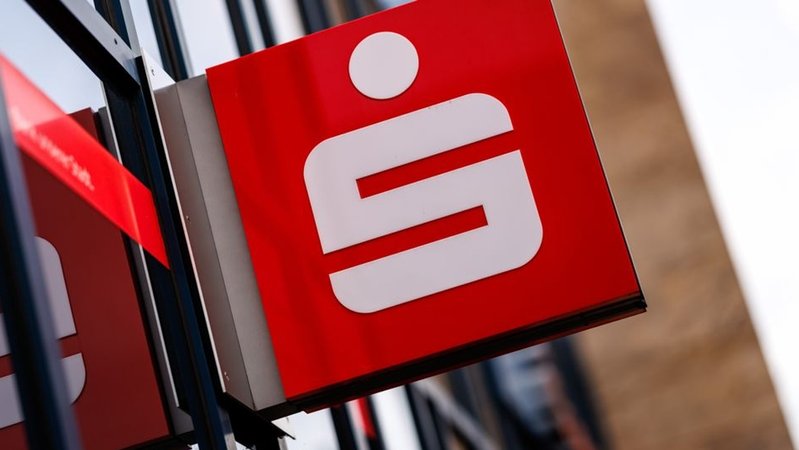 Das Logo der Sparkasse. | Bild: picture alliance / dpa | Matthias Balk Das Logo der Sparkasse.