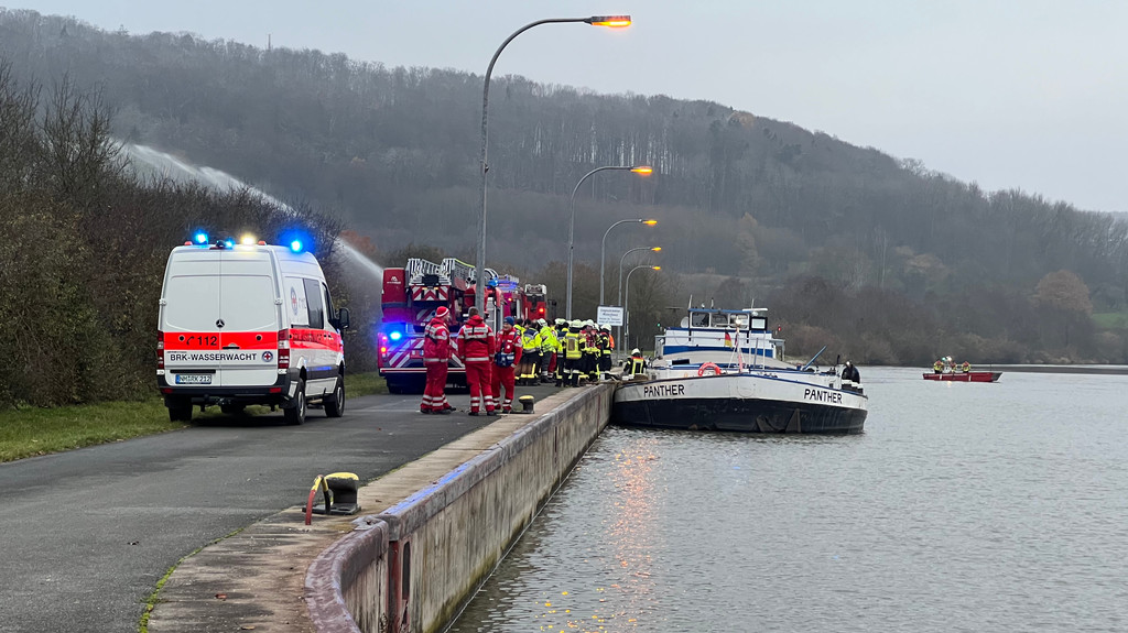 Beim Einsatz wegen einer Schiffshavarie stieß ein Feuerwehrboot zufällig auf das versunkene Auto eines vermissten Berchingers. 