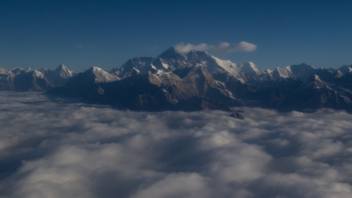 Das Bild zeigt den Mount Everest im Himalaya-Gebirge. Wie hoch er wirklich ist, hat eine neue Messung vor kurzem ergben: 8848,86 Meter. Möglich gemacht wurde dies auch durch ein neues Referenzsystem für Höhenmessungen, dem ein einheitlicher Meeresspiegel weltweit zugrunde liegt: das IHRS. 
