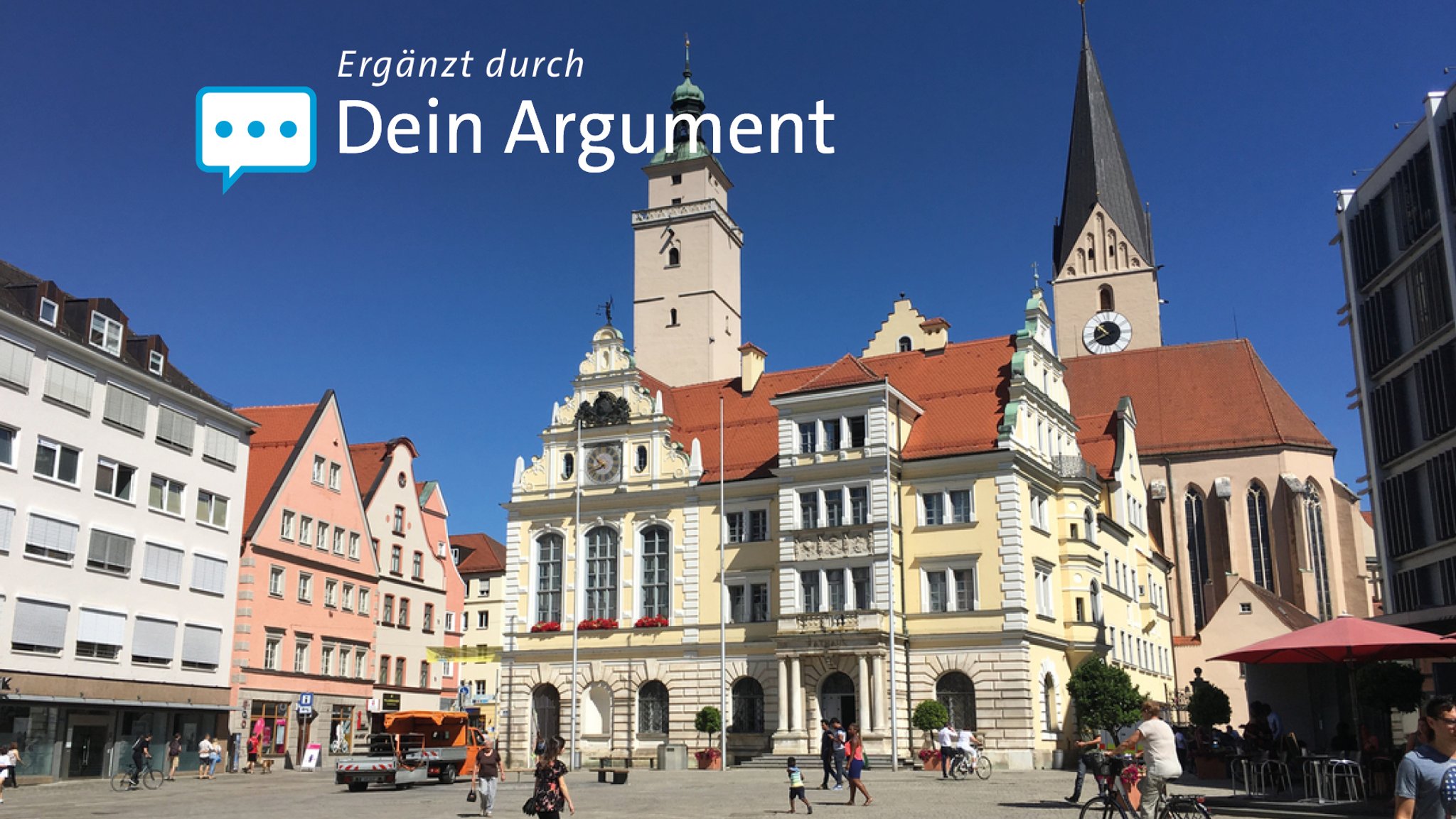 Blick auf den Rathausplatz in Ingolstadt mit dem alten Rathaus.