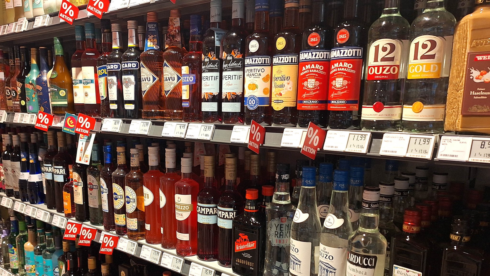Verkaufsregal mit Spirituosen im Supermarkt | Bild: picture alliance / Eibner-Pressefoto | Fleig / Eibner-Pressefoto Verkaufsregal mit Spirituosen im Supermarkt