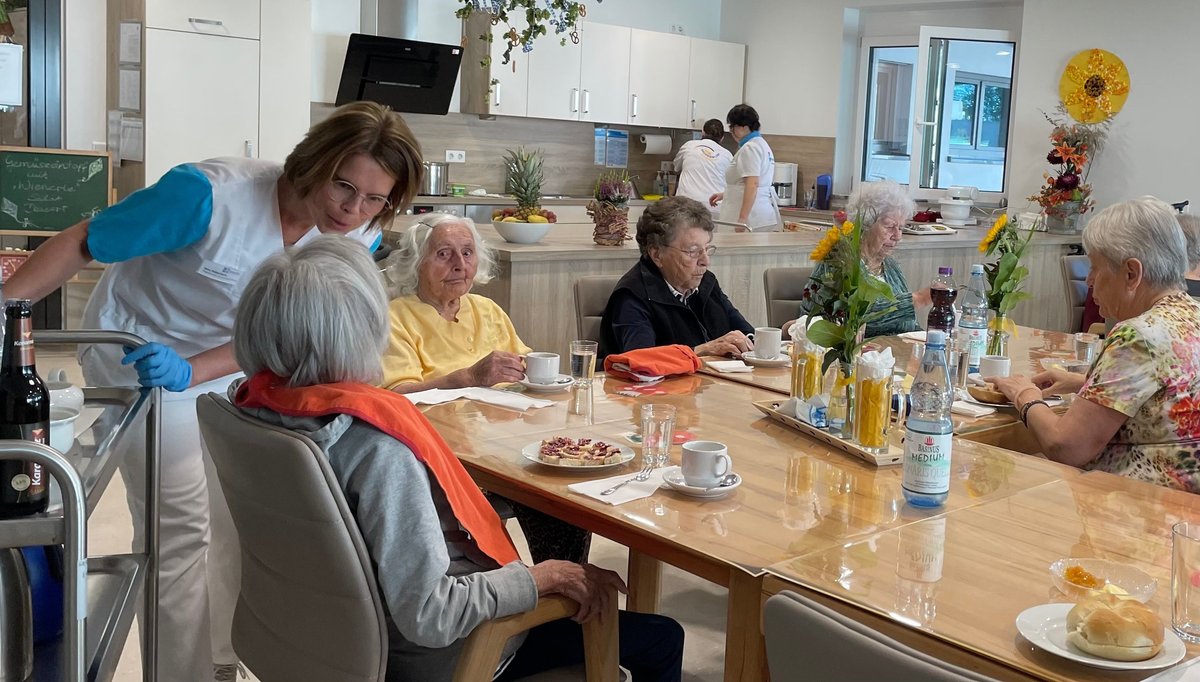 Seniorinnen sitzen an einem Tisch der Tagespflege der Diakonie in Weißenburg.