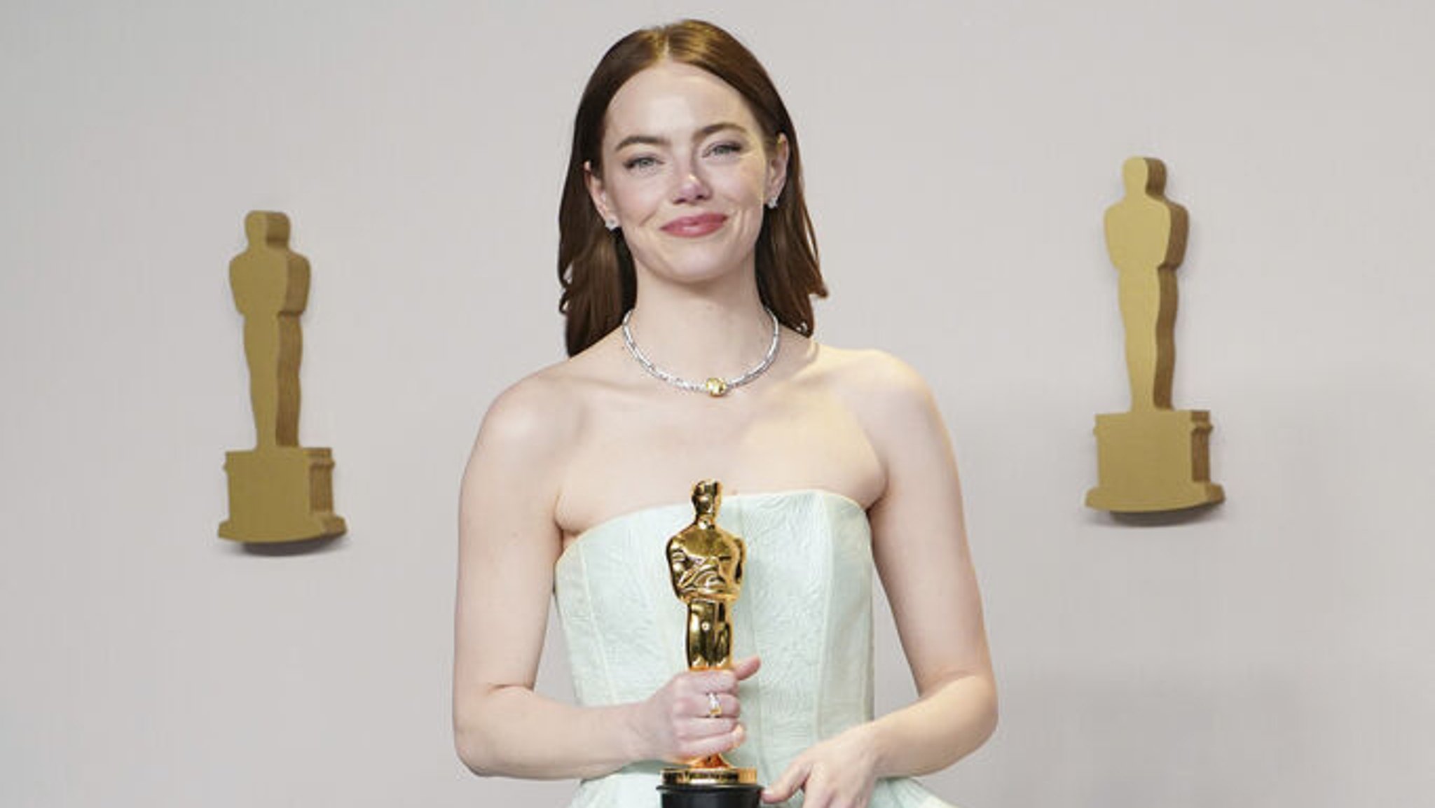 10.03.2024, USA, Los Angeles: Emma Stone posiert im Presseraum mit dem Preis für die beste Leistung einer Schauspielerin in einer Hauptrolle für "Poor Things" bei der Oscar-Verleihung im Dolby Theatre in Los Angeles. Die Academy Awards, auch Oscars genannt, wurden zum 96. Mal vergeben. Foto: Jordan Strauss/Invision via AP/dpa +++ dpa-Bildfunk +++