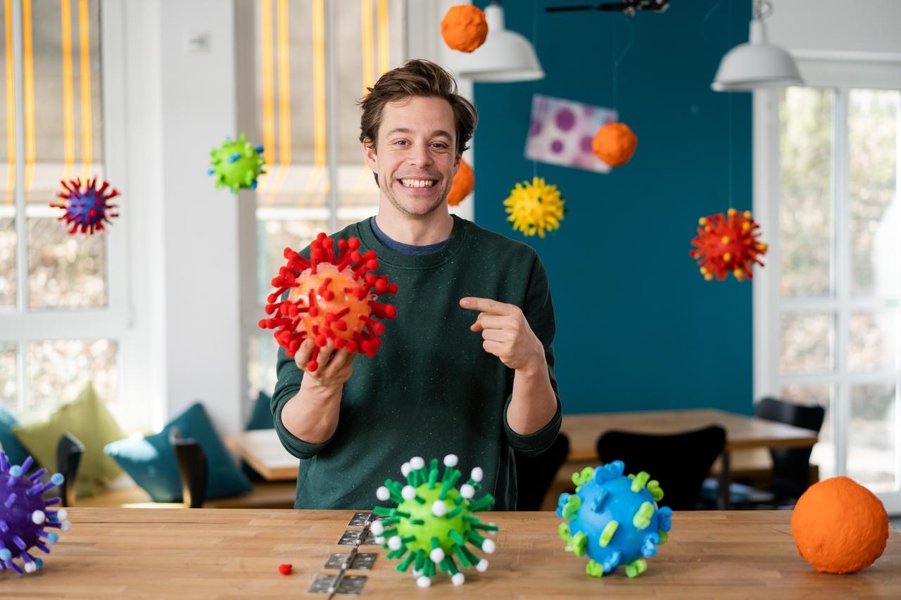 Der Viren-Check | Checker Tobi (Tobias Krell) umgeben von Viren-Modellen