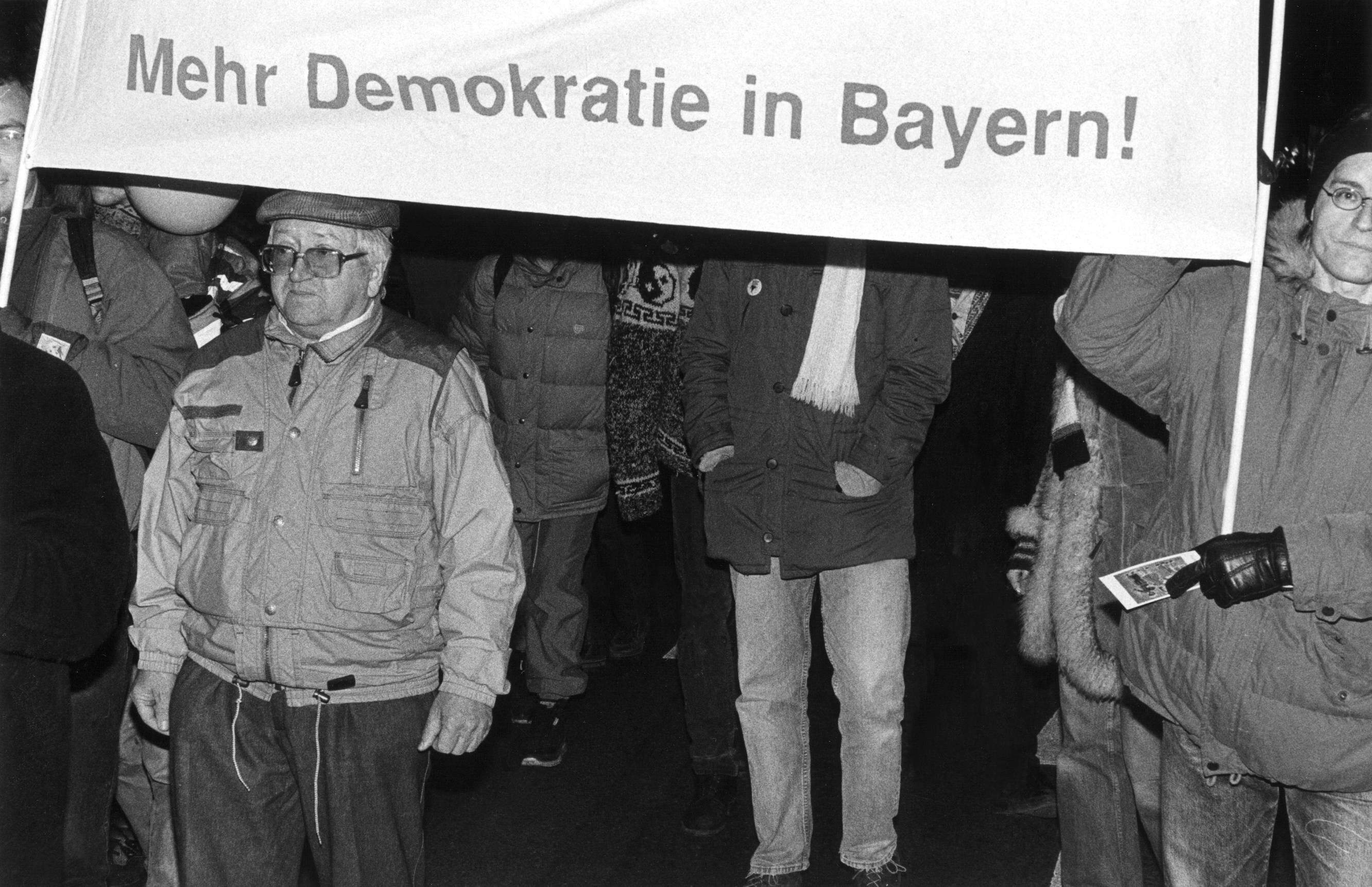 (Archivbild) Münchener demonstrieren zum Volksbegehren 'Mehr Demokratie in Bayern'.