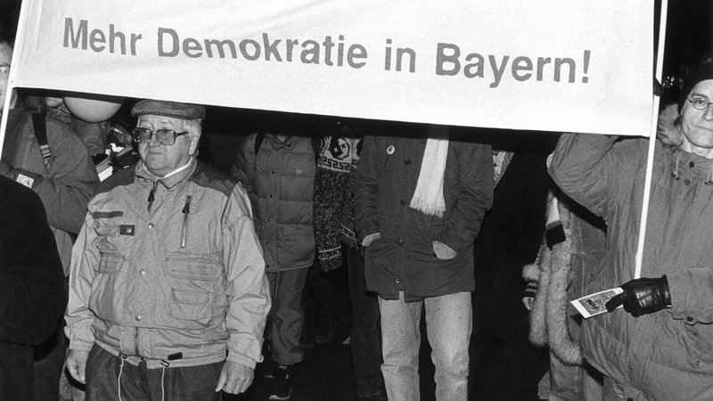 (Archivbild) Münchener demonstrieren zum Volksbegehren 'Mehr Demokratie in Bayern'. | Bild: picture alliance / SZ Photo | Volker Derlath (Archivbild) Münchener demonstrieren zum Volksbegehren 'Mehr Demokratie in Bayern'.