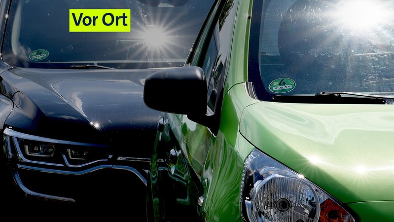 Immer wieder bleiben Babys in parkenden Autos zurück, während die Eltern kurz eine Besorgung erledigen. Doch das kann lebensbedrohlich sein. | Bild: dpa-Bildfunk/Britta Pedersen Immer wieder bleiben Babys in parkenden Autos zurück, während die Eltern kurz eine Besorgung erledigen. Doch das kann lebensbedrohlich sein.