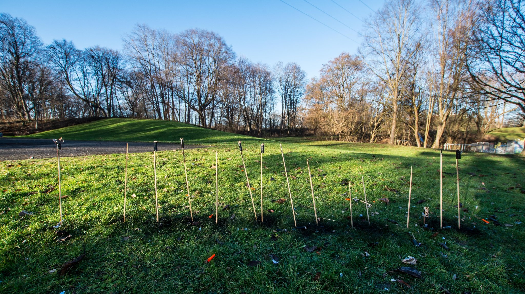 (Symbolbild) Feuerwerk-Überreste in einem Park in München-Neuaubing am 1. Januar 2024.