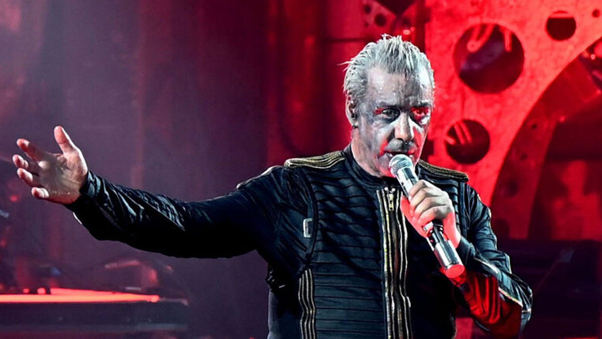 Till Lindemann, Frontsänger von Rammstein, steht während eines Deutschland-Konzerts auf der Bühne. (zu dpa «Kiepenheuer & Witsch beendet Zusammenarbeit mit Till Lindemann») Foto: Malte Krudewig/dpa +++ dpa-Bildfunk +++