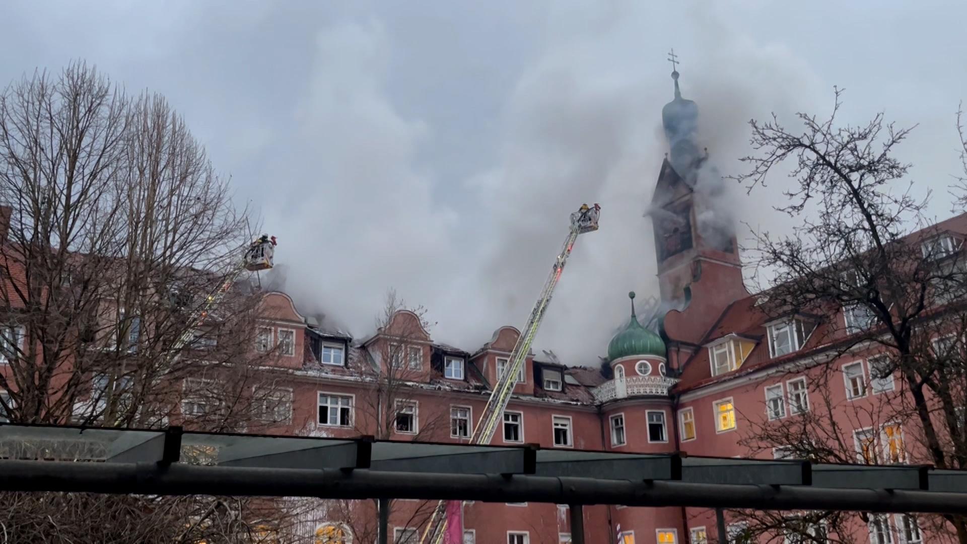 Feuerwehr bei Löscharbeiten am Altenheim Vincentinum