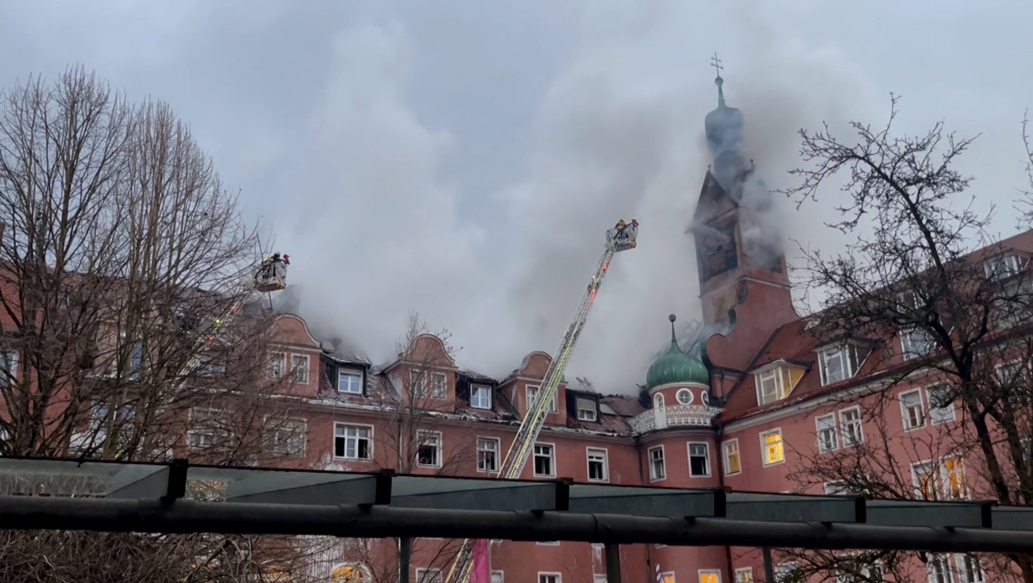 Feuerwehr bei Löscharbeiten am Altenheim Vincentinum