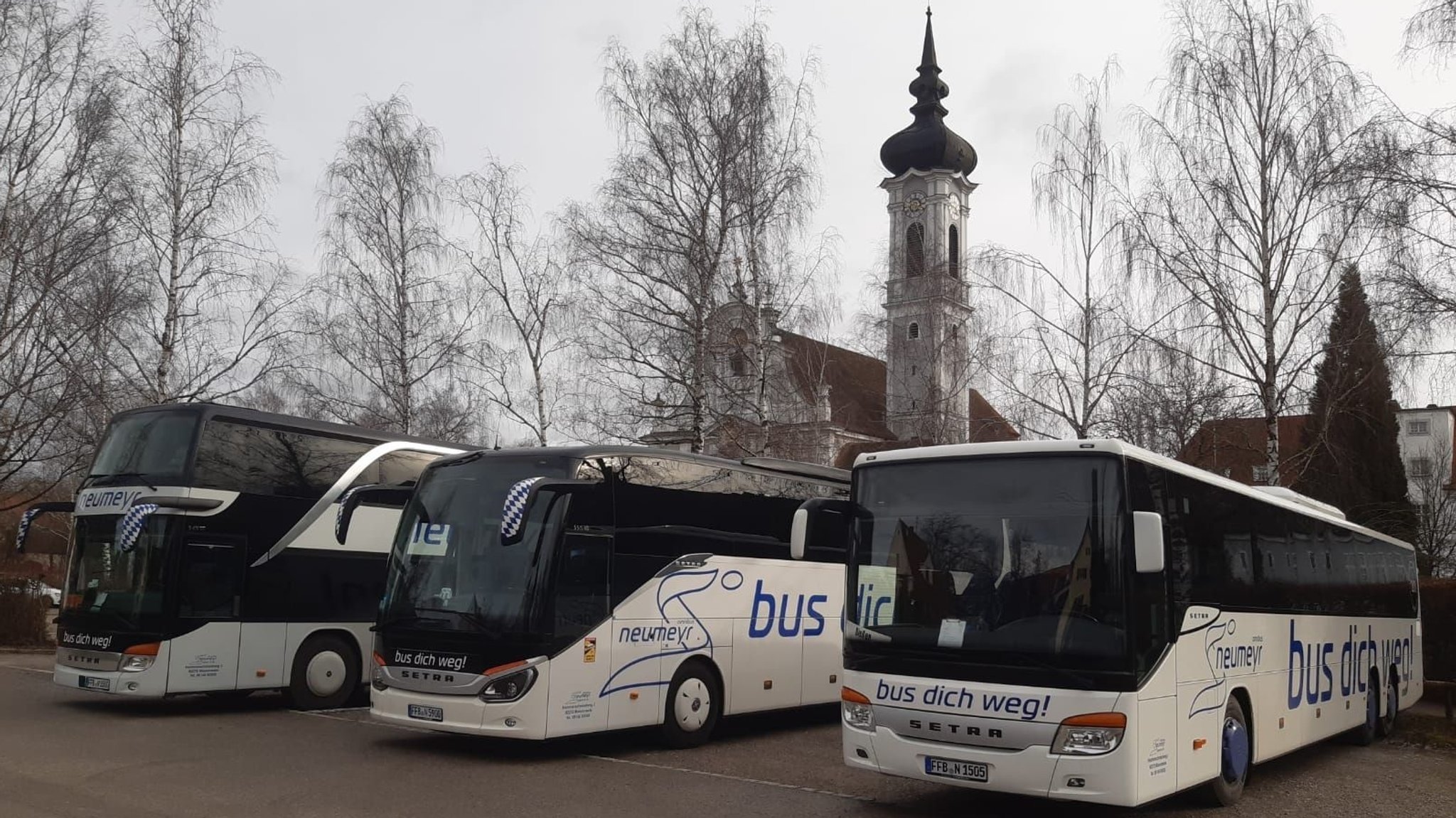 Drei Schulbusse auf dem Parkplatz vor der Mädchenrealschule in Dießen. 