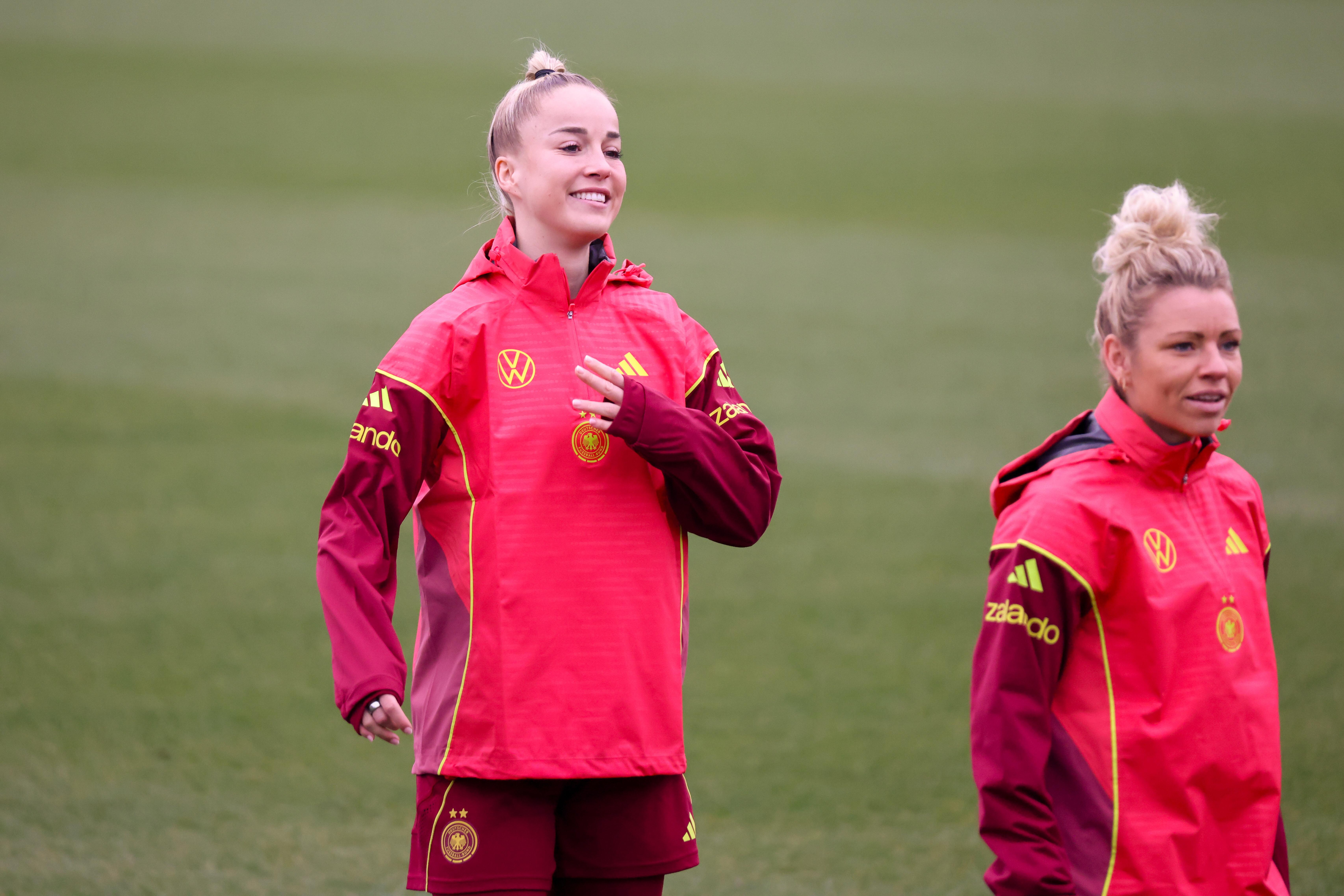 Giulia Gwinn und Linda Dallmann im Nationalmannschafts-Dress