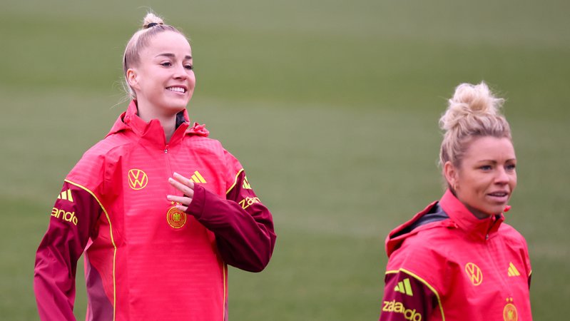 Giulia Gwinn und Linda Dallmann im Nationalmannschafts-Dress | Bild: picture alliance / HMB Media | Madeleine Fantini Giulia Gwinn und Linda Dallmann im Nationalmannschafts-Dress