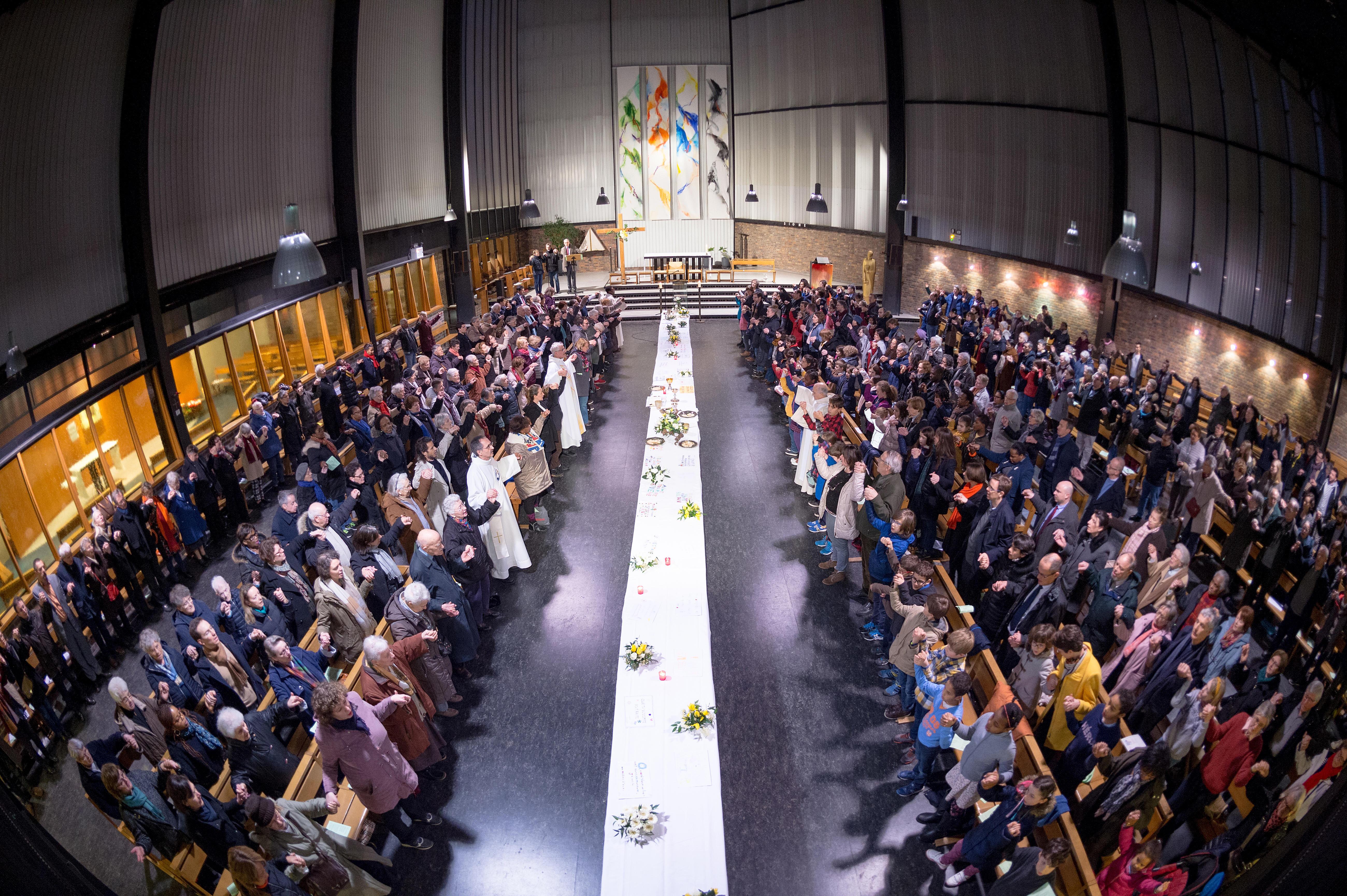 Gottesdienst zum Gründonnerstag in einer Gemeinde in Paris