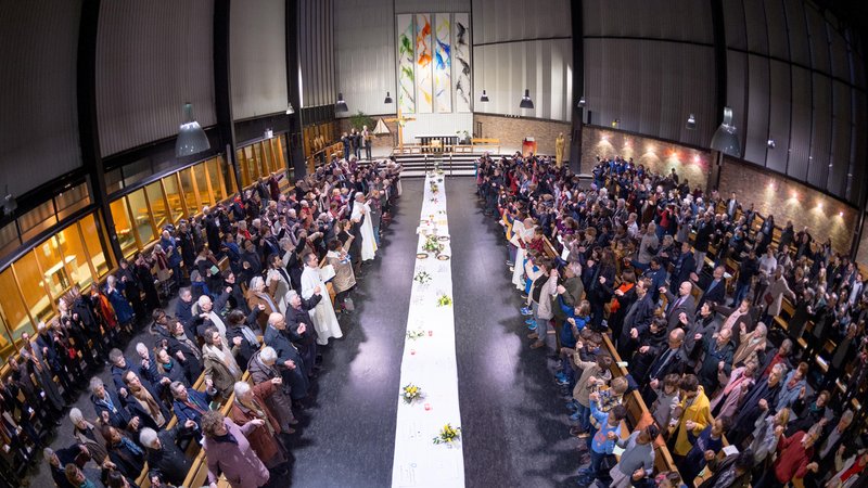 Gottesdienst zum Gründonnerstag in einer Gemeinde in Paris | Bild: picture alliance / Godong | Sébastien Désarmaux Gottesdienst zum Gründonnerstag in einer Gemeinde in Paris