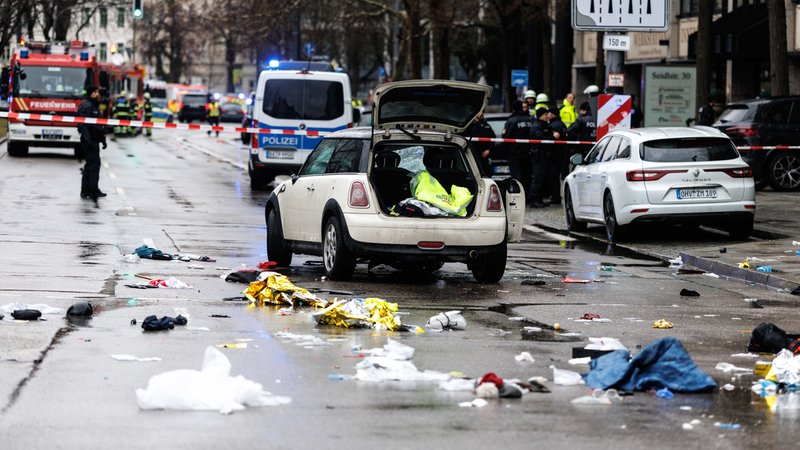 Am 13. Februar fuhr ein Mann in München bei einer verdi-Demonstration mit seinem Auto in eine Menschenmenge. | Bild: dpa Bildfunk Matthias Balk Am 13. Februar fuhr ein Mann in München bei einer verdi-Demonstration mit seinem Auto in eine Menschenmenge.