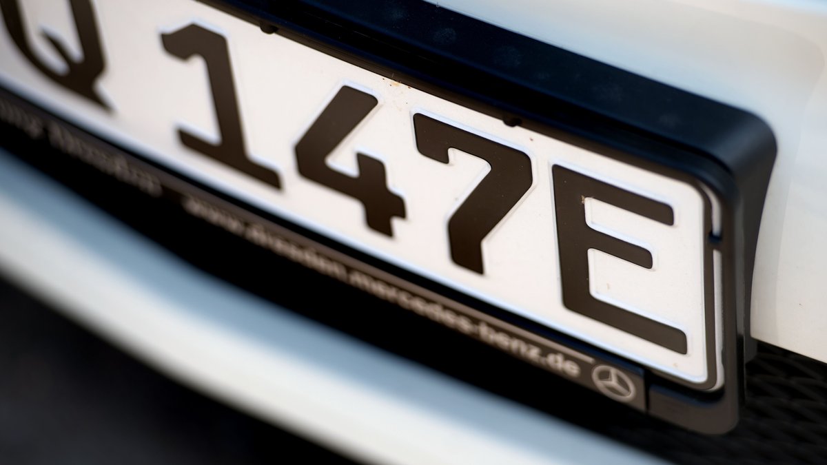 Elektrofahrzeug mit Nummernschild und dem Buchstaben "E" 