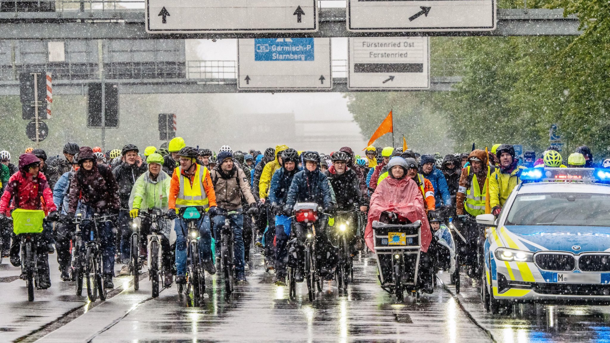 Trotz Schnee und Kälte: Tausende radeln bei Rad-Sternfahrt mit