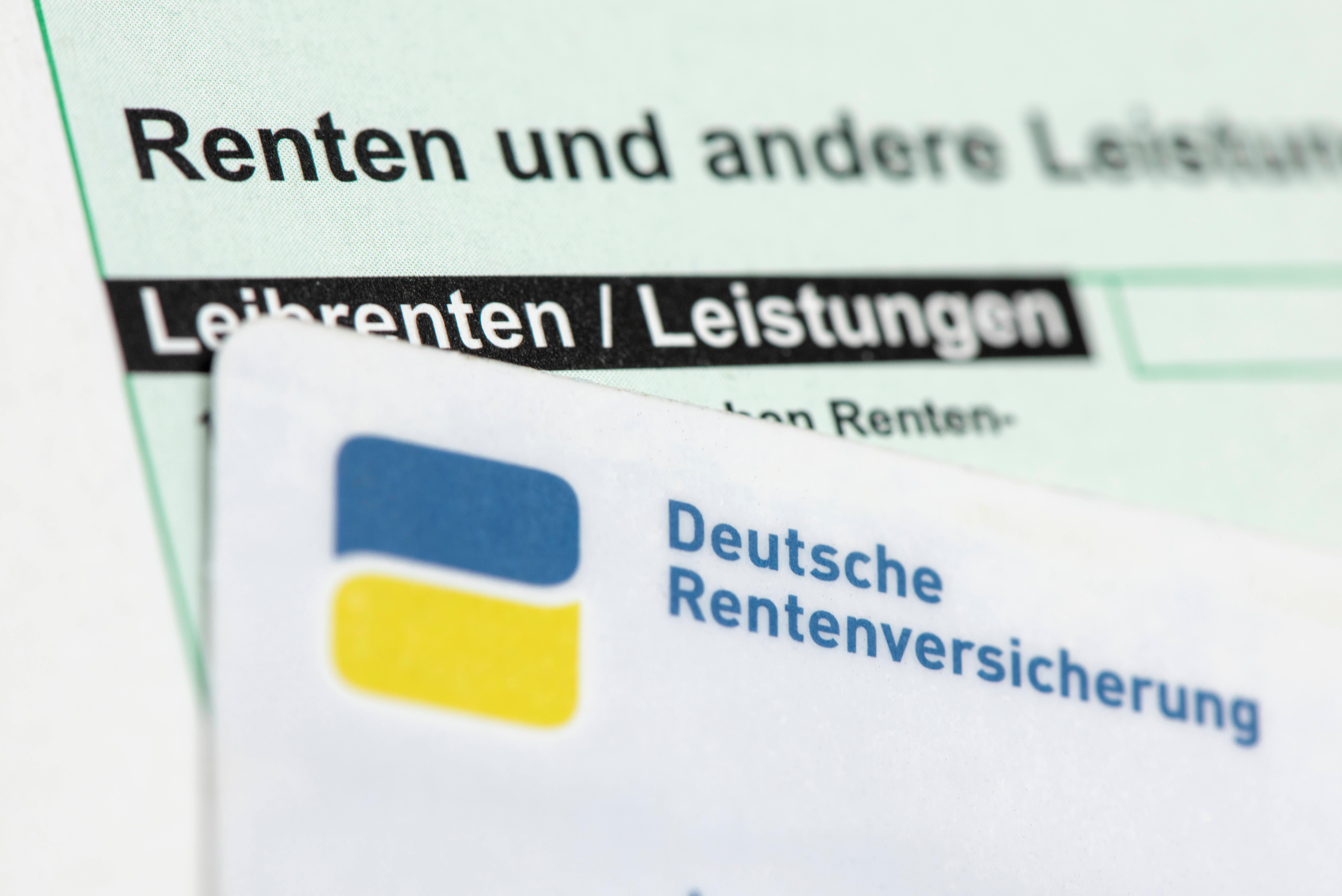 (Symbolbild) Ausweis der Deutschen Rentenversicherung und ein Steuerformular