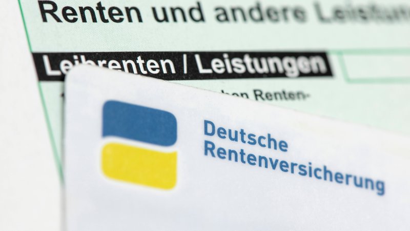 (Symbolbild) Ausweis der Deutschen Rentenversicherung und ein Steuerformular | Bild: pa/SZ Photo/Wolfgang Filser (Symbolbild) Ausweis der Deutschen Rentenversicherung und ein Steuerformular