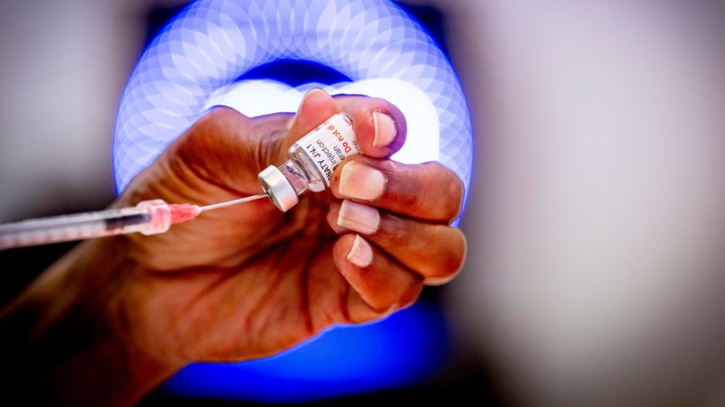 Impfstoffkampagne in den Niederlanden mit Cominarty JN.1 | Bild: picture alliance / ROBIN UTRECHT | Robin Utrecht Impfstoffkampagne in den Niederlanden mit Cominarty JN.1