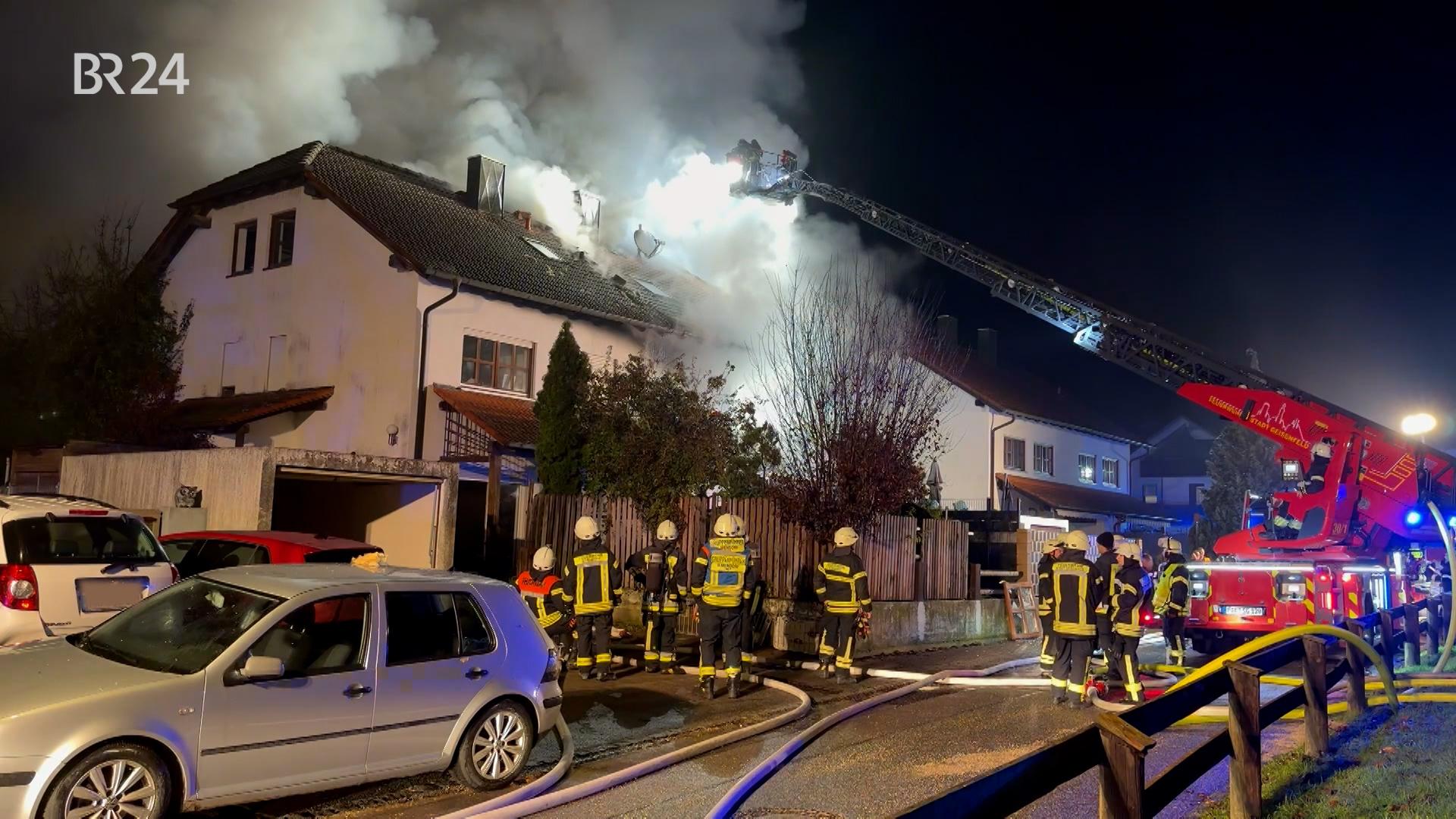 In Geisenfeld in Oberbayern haben Einsatzkräfte eine Männerleiche in einer brennenden Doppelhaushälfte gefunden.