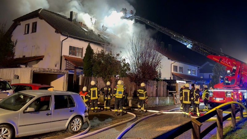 In Geisenfeld in Oberbayern haben Einsatzkräfte eine Männerleiche in einer brennenden Doppelhaushälfte gefunden. | Bild: BR24 In Geisenfeld in Oberbayern haben Einsatzkräfte eine Männerleiche in einer brennenden Doppelhaushälfte gefunden.