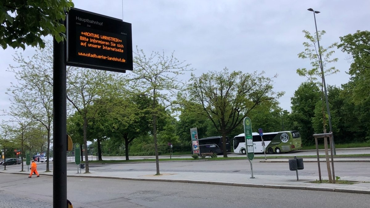 Landshut - Am Busbahnhof neben dem Hauptbahnhof informieren Anzeigen über den Warnstreik.