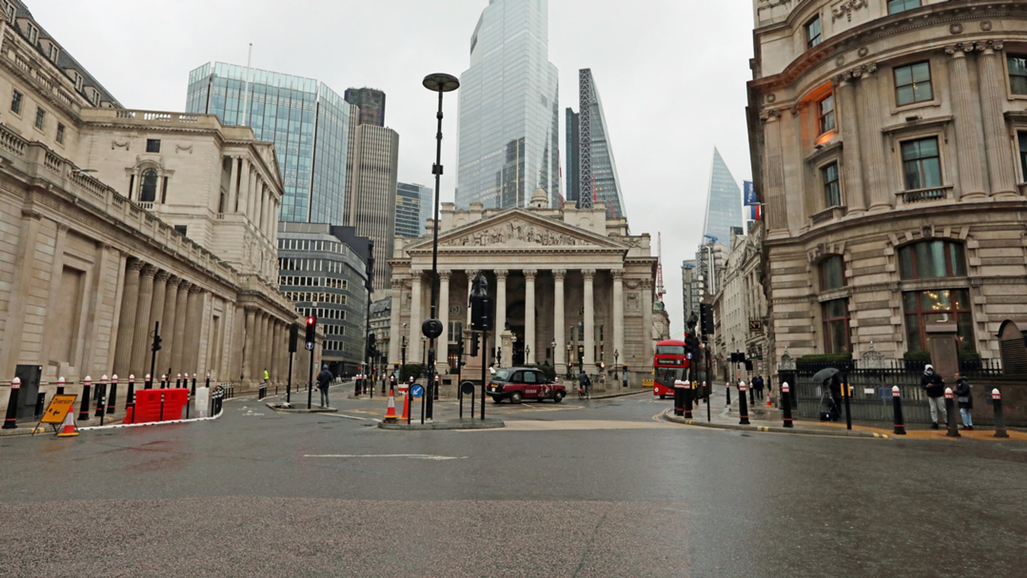 Wenige Passanten gehen am ersten Arbeitstag im neuen Jahr, dem 04.01.2021, an der Bank Junction, einer Straßenkreuzung in der Innenstadt von London, vorbei.