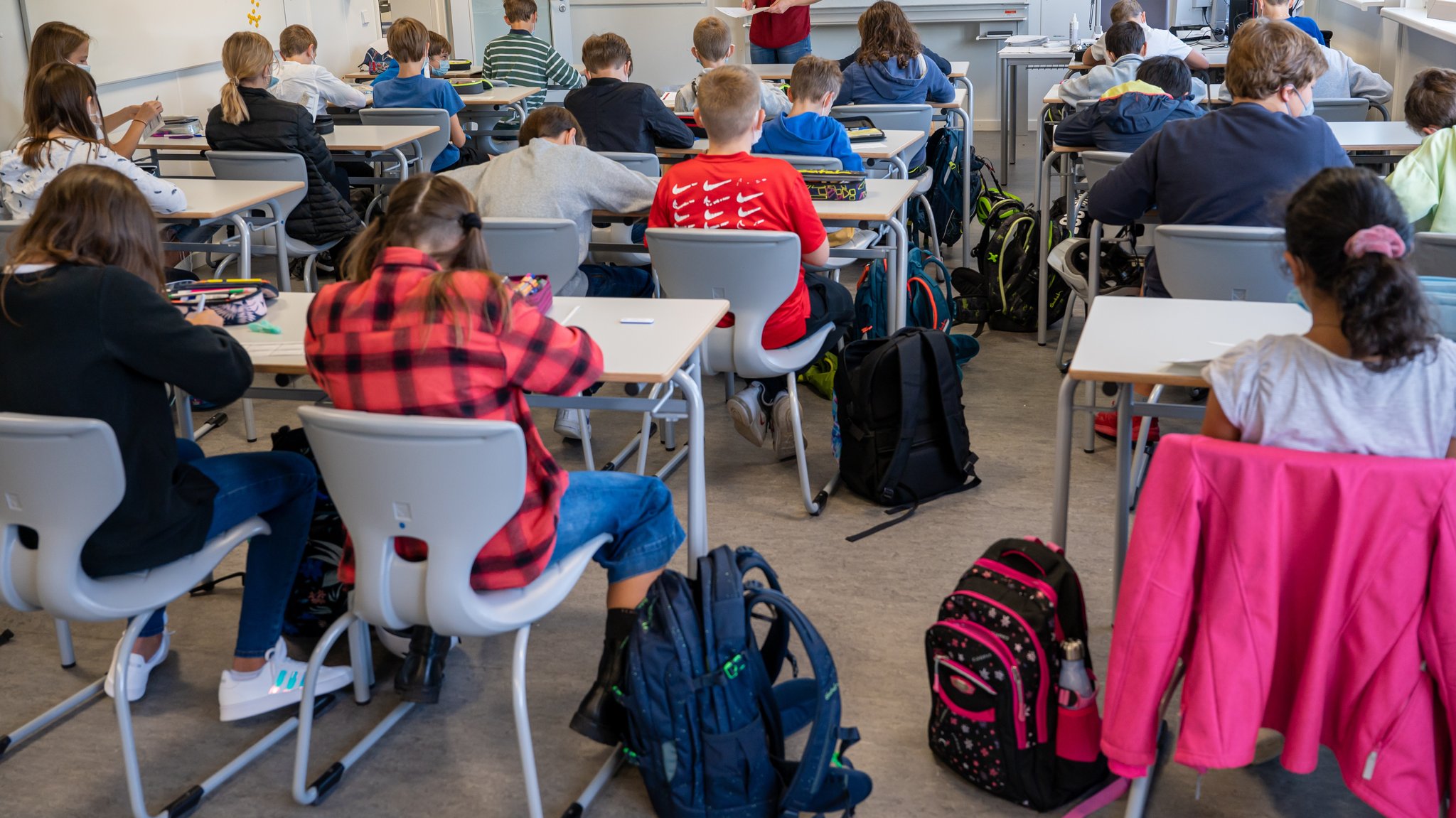 Schüler sitzen in einem Klassenzimmer im Unterricht