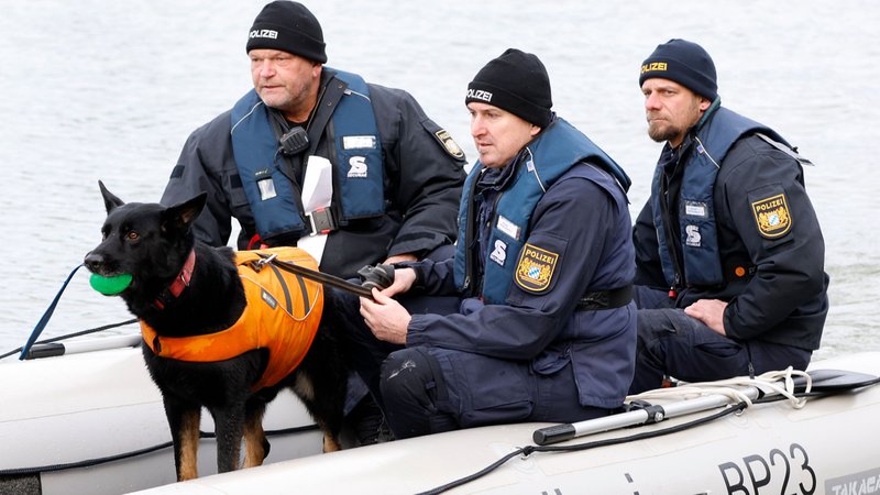 Polizisten und ein Spürhund einem einem Schlauchboot bei der Suche nach Alexandra R.