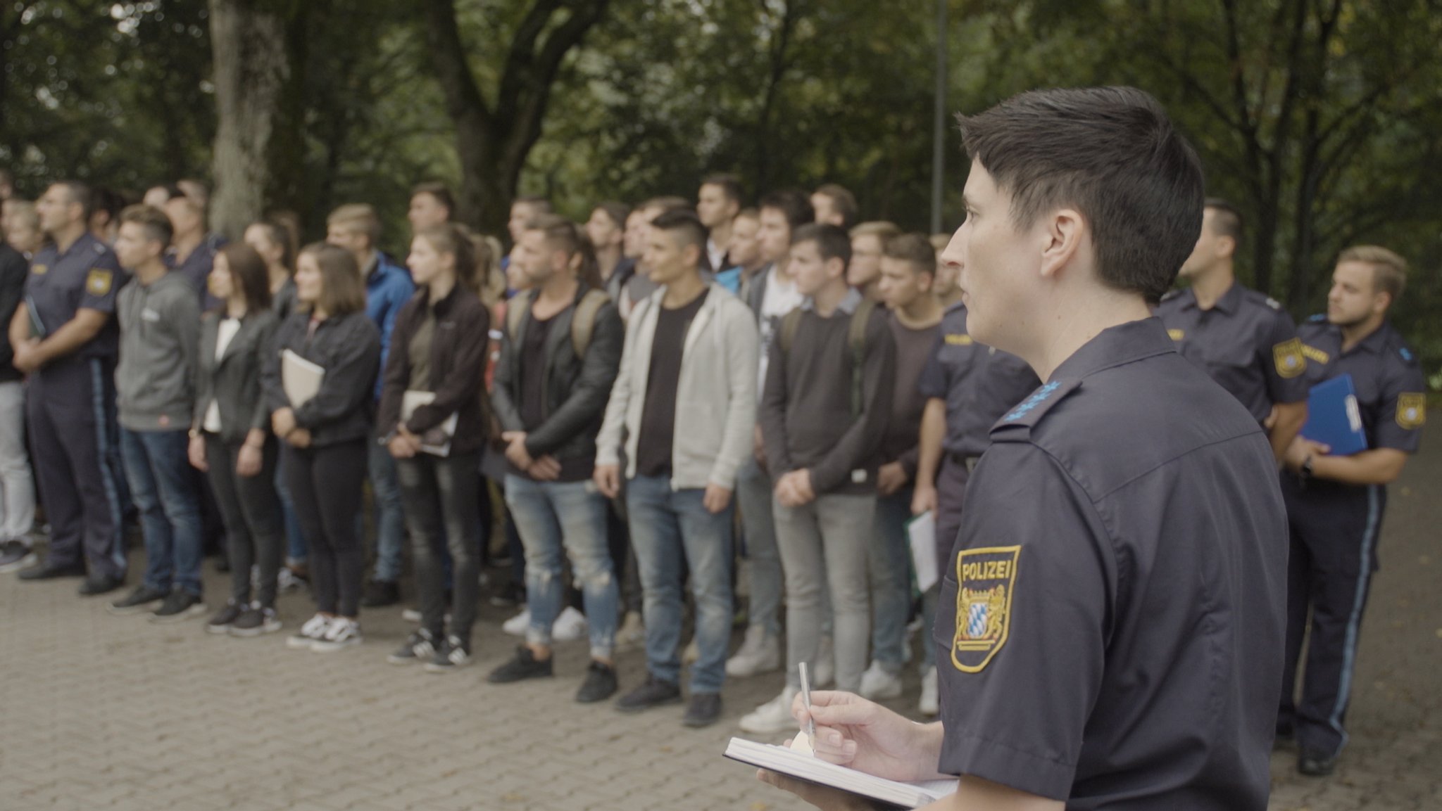 Im FAQ zu "Die Polizeiklasse" klären wir Fragen zur Serie und zur Ausbildung