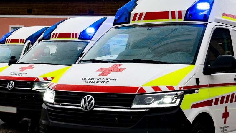 Symbolbild: Österreichische Krankenwagen | Bild: picture alliance / DAVID RAUSCHER / fotokerschi Symbolbild: Österreichische Krankenwagen