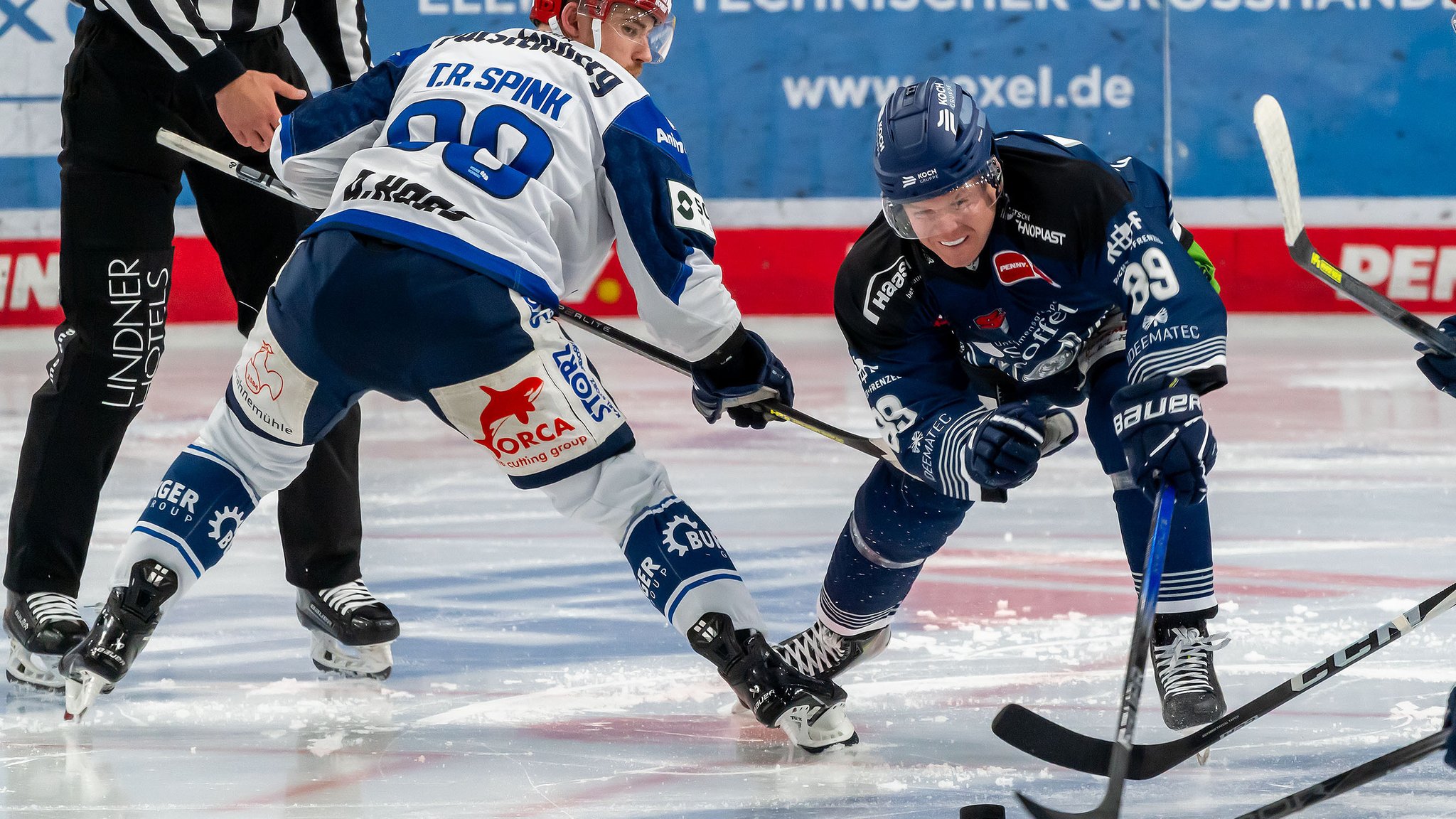 Bully zwischen Tylor Spink (Schwenninger Wild Wings, #90) und Mark Zengerle (Straubing Tigers, #89).