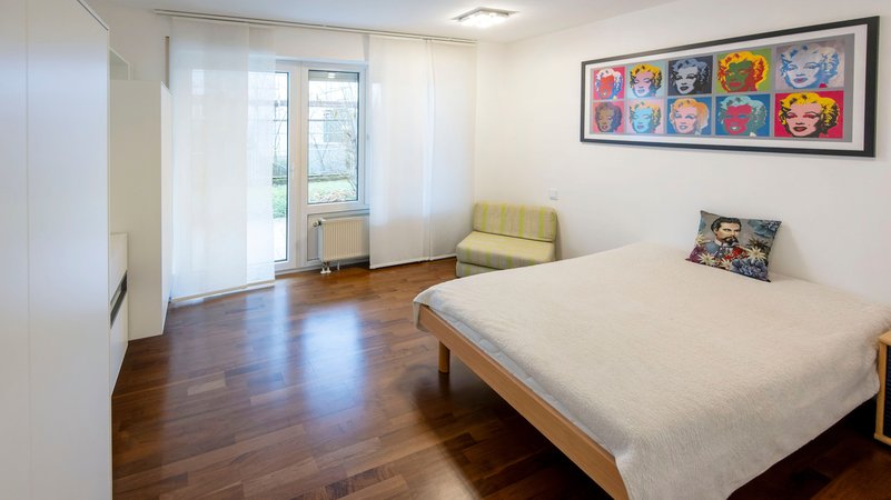 Innenansicht eines Zimmers mit einem Bett, auf dem ein Kissen mit König Ludwig Konterfei liegt. | Bild: picture alliance / M.i.S. | Bernd Feil Innenansicht eines Zimmers mit einem Bett, auf dem ein Kissen mit König Ludwig Konterfei liegt.