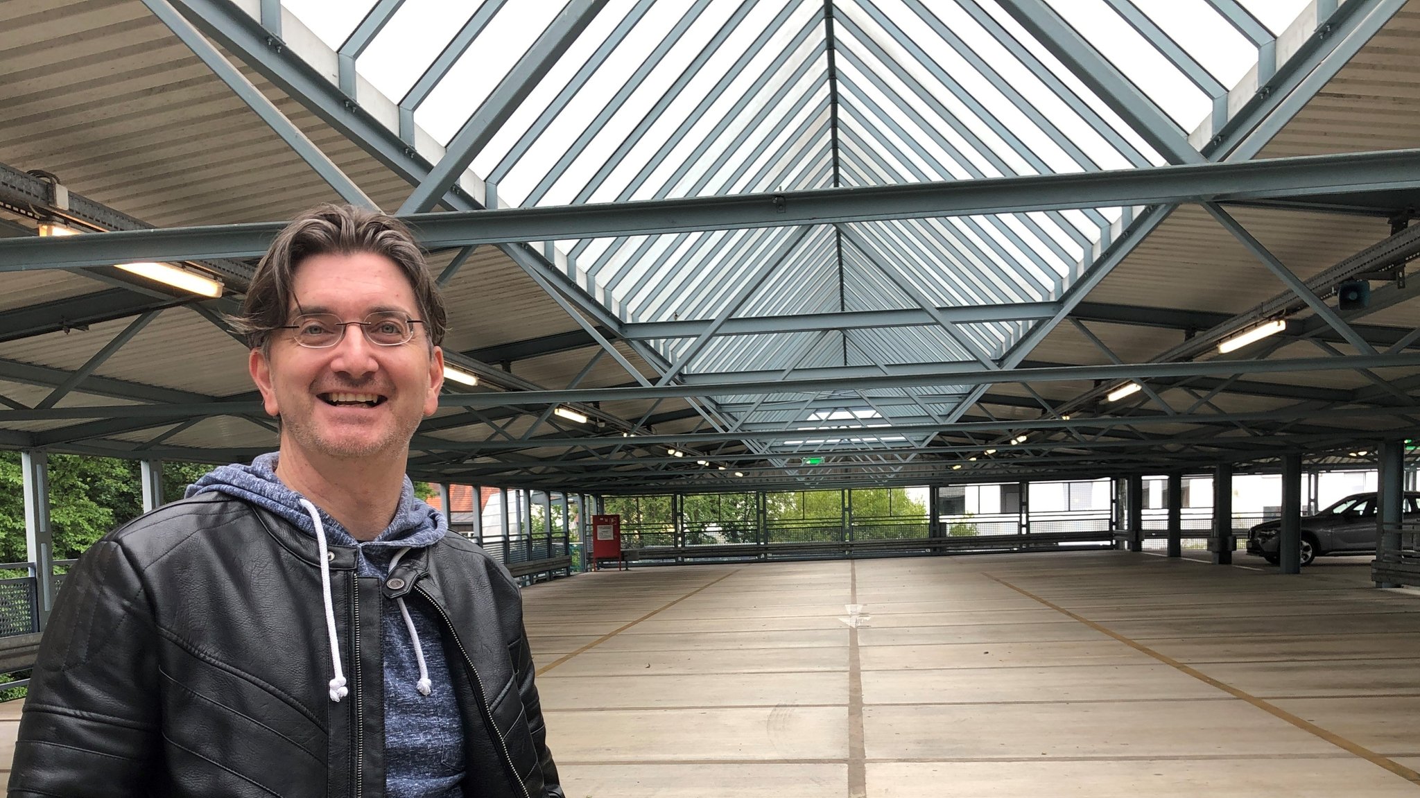 Kultur-Parkhaus P 1 in Rosenheim, ein Parkhaus-Dachgeschoss wird Konzerthaus, Organisator Michael Gartner